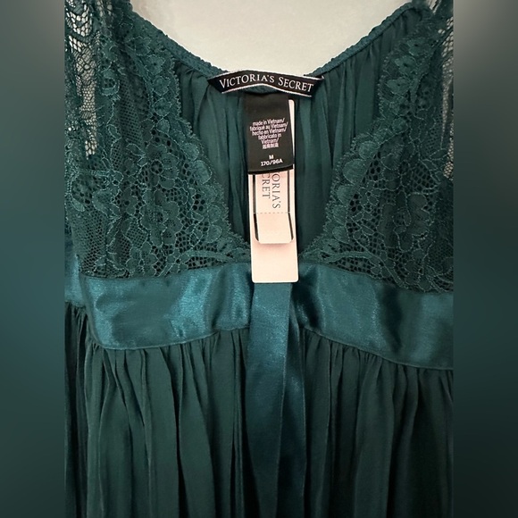 ✨NWT✨ Victoria's Secret: Chemise - Size Medium - Picture 3 of 9